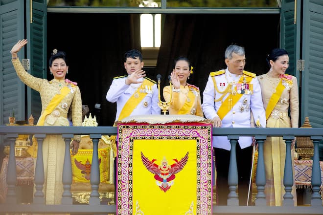 06-05-2019 Bangkok The king s daughter Thai Princess Sirivannavari Nariratana (L) and the king s son Prince Dipangkorn Rasmijoti (2-L), his older daughter Princess Bajrakitiyabha (C), Thai King Maha Vajiralongkorn Bodindradebayavarangkun (2-R) and Queen Suthida (R) as they wave to well-wishers from a balcony of the Suddhaisavarya Prasad Hall in the Grand Palace as part of the monarch s the royal coronation ceremony in Bangkok, Thailand, PUBLICATIONxINxGERxSUIxAUTxONLY Copyright: xPPEx