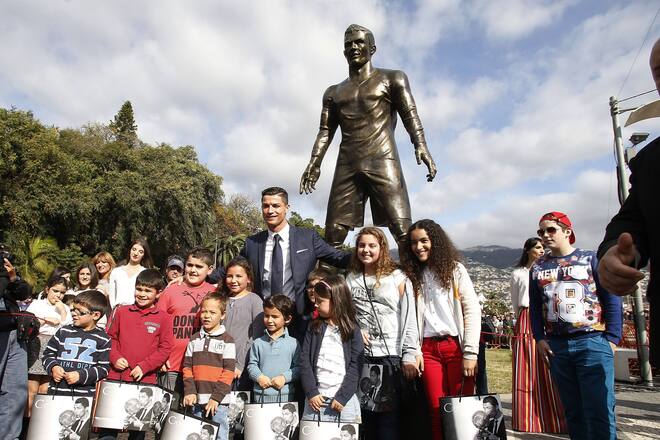 Ein stolzer Cristiano Ronaldo vor seinem gelungenen Abbild aus Bronze in Funchal.