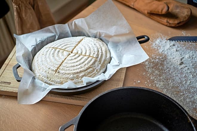 Sauerteigbrot in einer Gusseisenpfanne