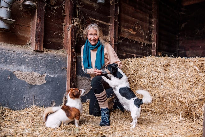 Christine Stückelberger mit Hunden Speedy & Bernie, 2020