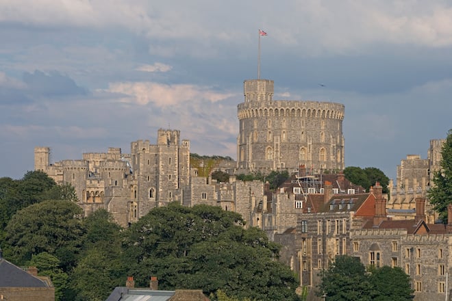 UNITED KINGDOM - DECEMBER 24: Winsdor castle, home of the British monarchy for more than 900 years old, and the Round Tower, a massive circular structure built by Henry II (1133-1389), Winsdor, Berkshire, United Kingdom. (Photo by DeAgostini/Getty Images)