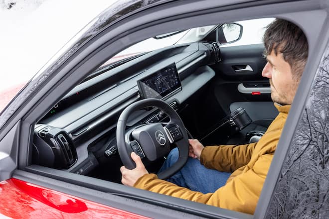 Die Anlange in seinem Citroën fungiert als Studiomonitor – und auch die Gitarre findet locker Platz.