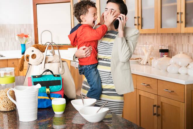 Mutter mit wütendem Bub