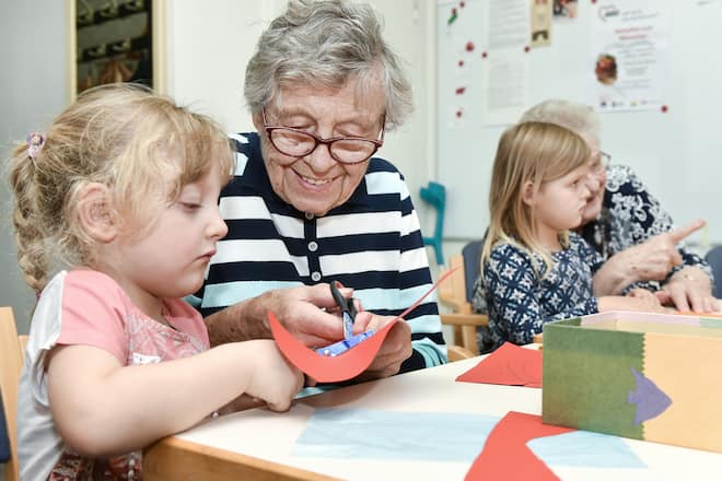 Basteln ist eine von vielen Freizeitbeschäftigungen, die Kinder und Betagte oft beide sehr mögen.