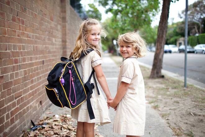 Kinder auf dem Schulweg