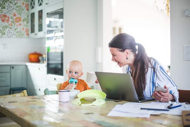skandinavische eltern mit baby