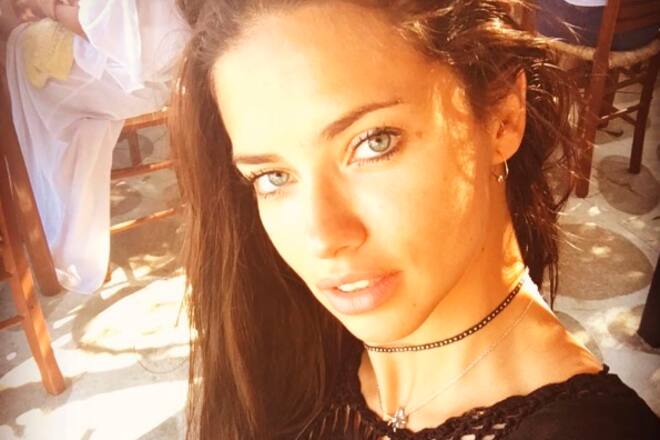 Mykonos Party Ferien Hotel Strände Flüchtlinge Stars Adriana Lima Sami Khedira