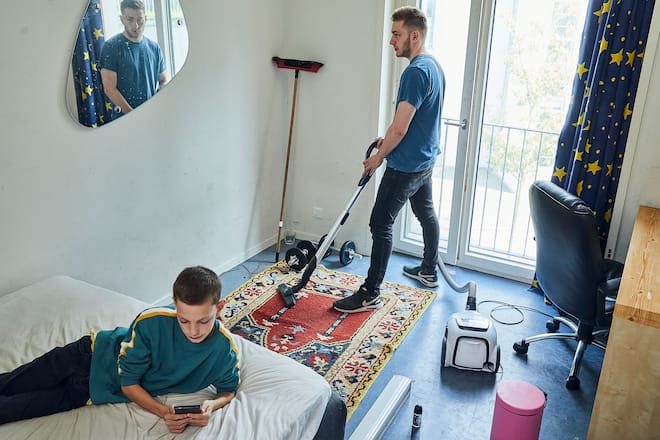 Orell und Ruben. Zu Gast beim Familienteam von "Wir Eltern", ein FIlm von Eric Bergkraut, Ruth Schweikert, mit Ruben (Zwillingsbruder mit kurzen Haaren), Elia (Zwillingsbruder mit langen Haaren) und dem Jüngsten Orell. Foto Lucia Hunziker / 21.09.2019