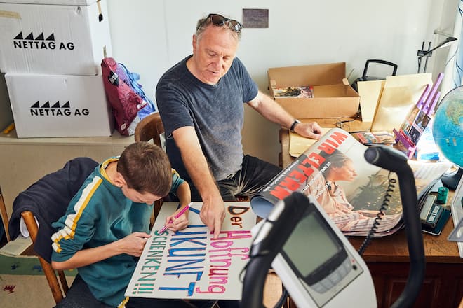 Eric und Orell. Zu Gast beim Familienteam von "Wir Eltern", ein FIlm von Eric Bergkraut, Ruth Schweikert, mit Ruben (Zwillingsbruder mit kurzen Haaren), Elia (Zwillingsbruder mit langen Haaren) und dem Jüngsten Orell. Foto Lucia Hunziker / 21.09.2019