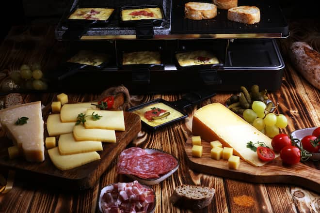 Raclette passt perfekt zu dieser Jahreszeit. Doch wie reinigt man den Ofen richtig?