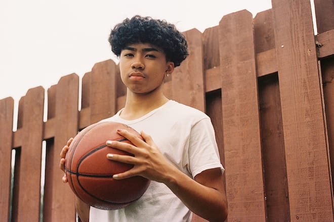 Teenager mit lackierten Fingernägeln