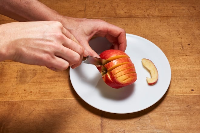 Family basteln Schwan aus Apfel