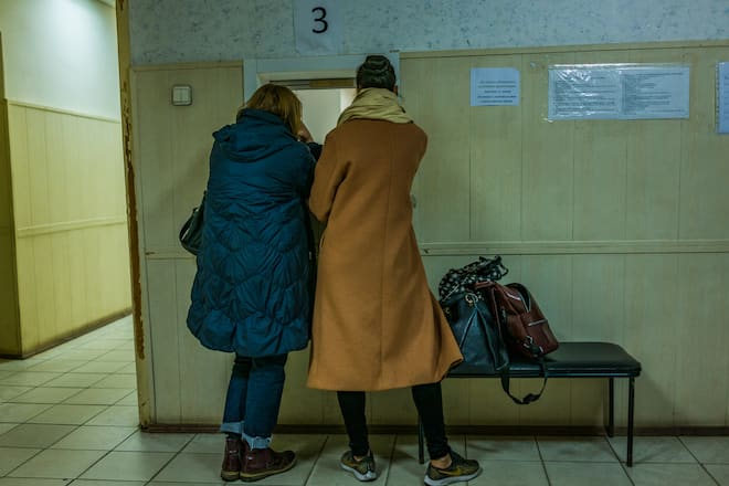 Ballerina in St. Petersburgvor dem Hermitage St. Petersburg (RUS)