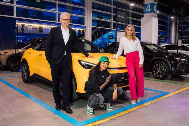 Christian Wellauer, Chef von Lexus Schweiz, zeigt Musikerin Naomi Lareine und Profigolferin Vanessa Knecht das neueste Lexus-Modell.