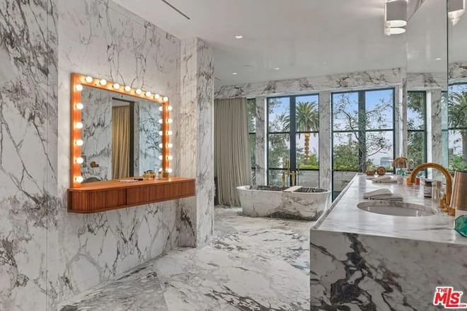 Auch im Bad findet sich der noble Stein aus Italien. Laut «Architectural Digest» mussten hier aber sogar 40 Platten Stein dran glauben.