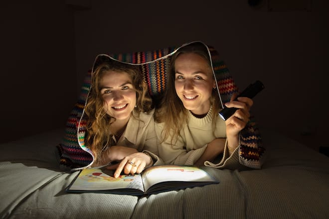 Heute wird das eigene Buch gelesen – aber immer noch in Grosis Decke. «Dieser Prozess hat uns noch mehr zusammengeschweisst», so Meret und Lia Wälti (r.).