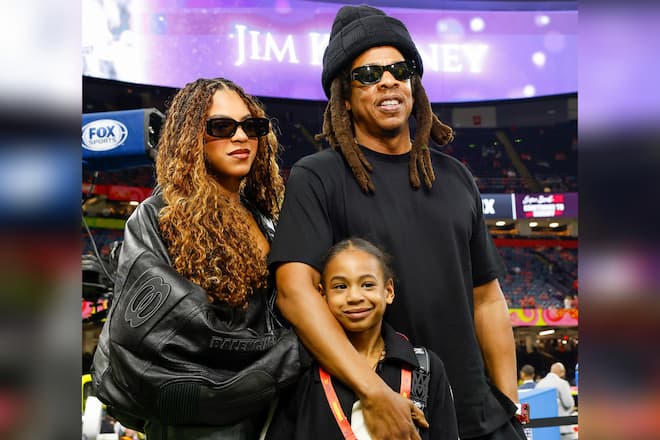 Blue Ivy gemeinsam mit ihrem Papa Jay-Z und ihrer jüngeren Schwester Rumi beim Super Bowl 2025.