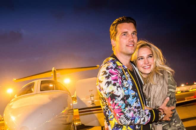 Frontteaser DJ Antoine mit Freundin vor dem Privatjet