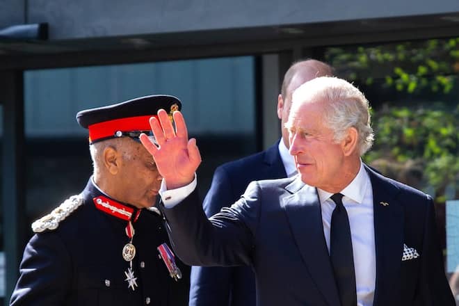 König Charles III. begrüsst vor dem Begräbnis der Queen Staatsoberhäupter in London