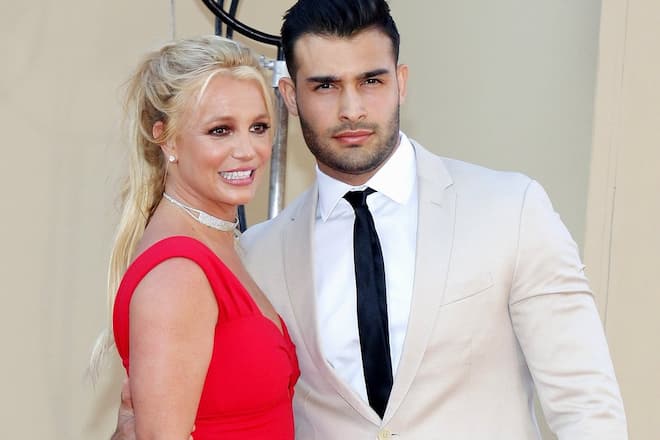 Britney Spears und Sam Asghari auf dem roten Teppich.