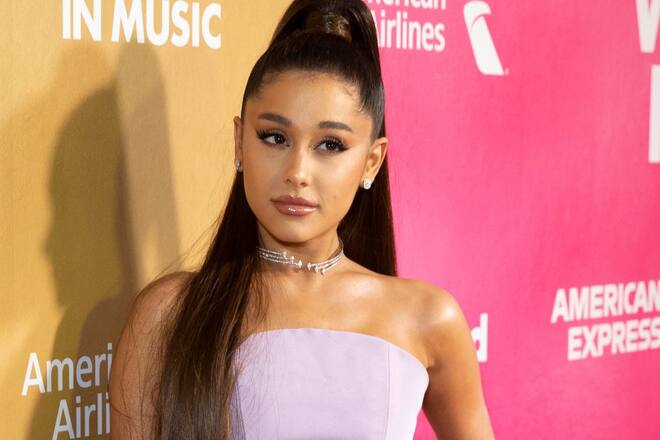 Ariana Grande hat an Weihnachten Kinder und Jugendliche in England beschenkt.