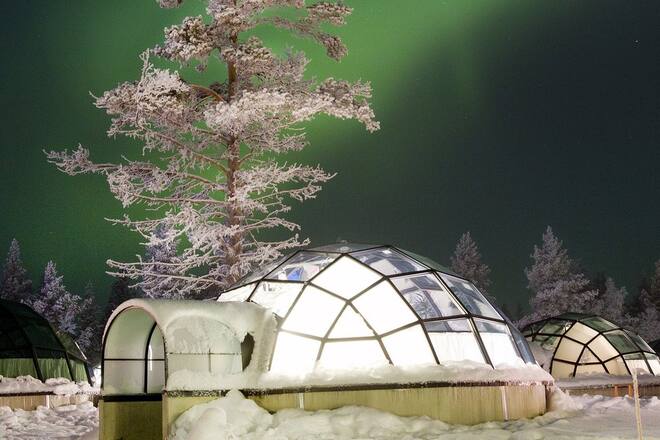 Die Polarlichter vom kuscheligen Bett aus beobachten: In Kakslauttanen ist das möglich.