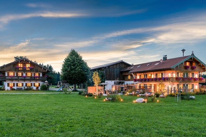 Abendstimmung nahe dem Tegernsee: Der Hussnhof lockt mit Luxus und Alpakas.