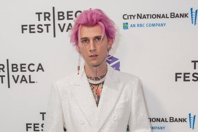 Mit einem spontanen Konzert hat Machine Gun Kelly Chaos in Madrid verursacht.