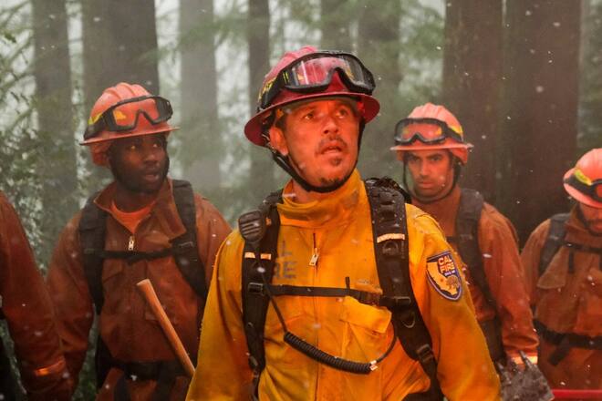 In der neuen Serie «Fire Country» stösst nicht nur Bode Donovan (Max Thieriot) an seine körperlichen und psychischen Grenzen.