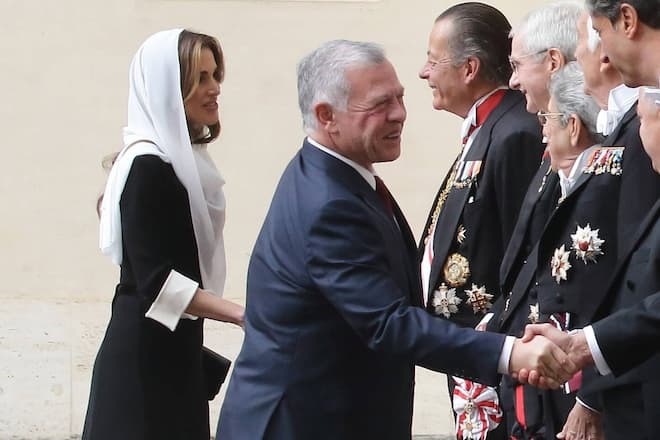 Königin Rania und König Abdullah II. werden im Vatikan begrüsst.