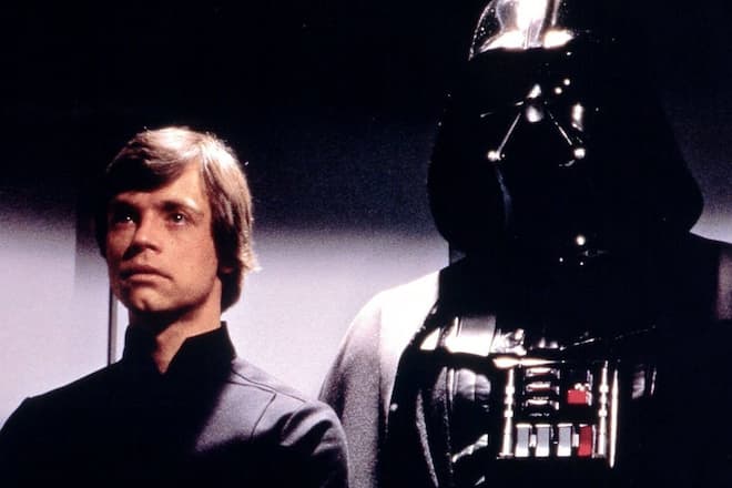 In «Die Rückkehr der Jedi-Ritter» tobt ein Konflikt um die Jedi-Seele von Darth Vader (r.).