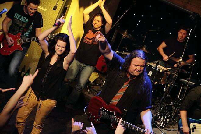 Katharina Michel beim Auftritt mit Whole Lotta DC in der Mühle Hunziken