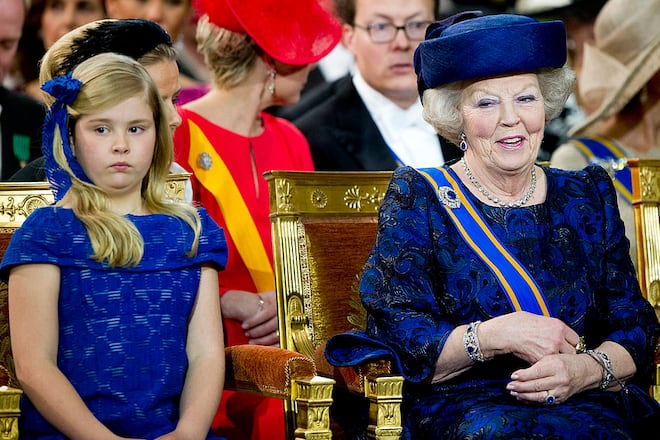 2013 bestieg König Willem-Alexander den Thron, nachdem seine Mutter Beatrix abdankte. Als ihr Vater ins Amt gehoben wurde, wurde Amalia zur Kronprinzessin.