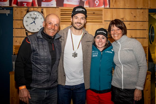 Loic Meillard mit Vater Jaques, Freundin Zoe Chastan und Mutter Carine am Riesenslalom der Herren am 17.02.23 in Courchevel ©David Birri