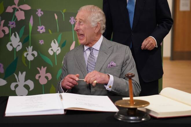 King Charles verlangt viel von seinen Angestellte, ist dabei aber immer äusserst höflich.