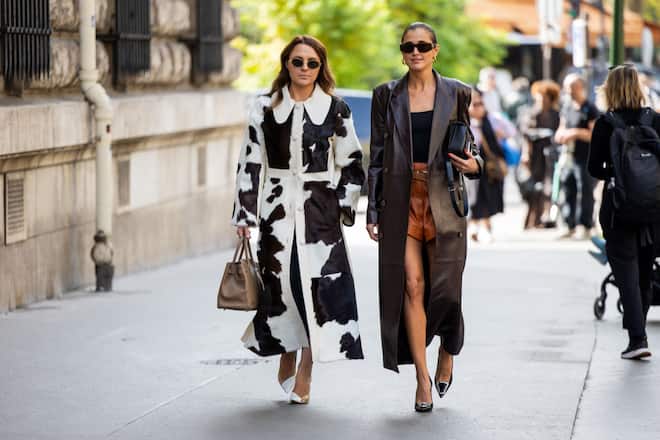 Damit Animal-Prints euch nicht alt aussehen lassen, kombiniert ihr Kuh, Leo, Zebra und Co. am besten mit schlichten Teilen.