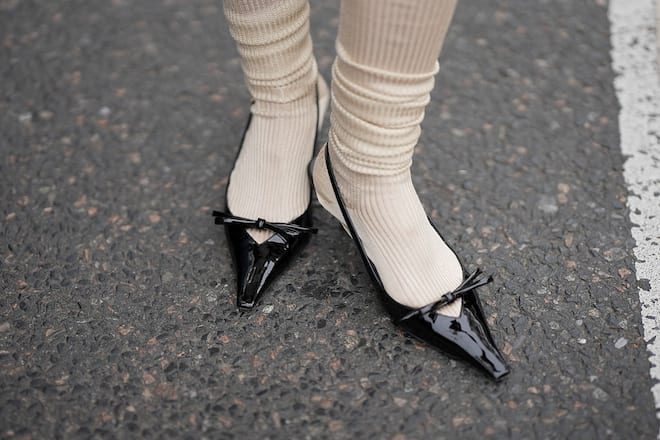 Unbequeme Schuhe können unerträglich sein - doch es gibt ein paar Tipps, wie man Abhilfe schaffen kann.