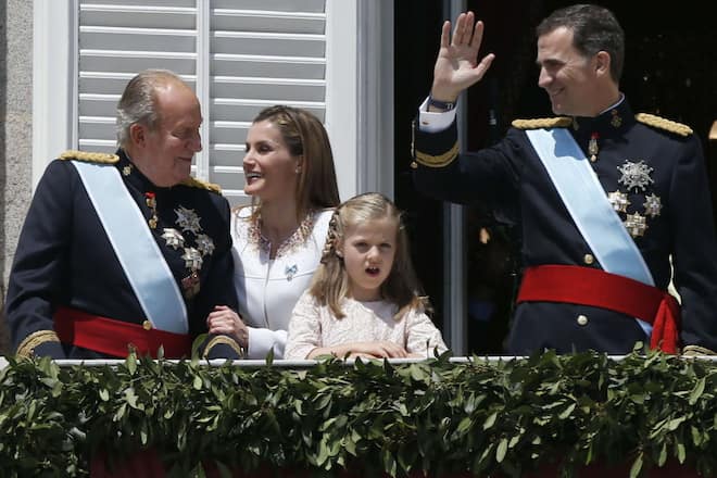 An der Krönung von König Felipe von Spanien durfte sein Vater trotzdem mit auf den Balkon.