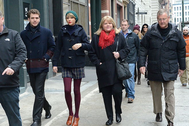 NEW YORK, NY - DECEMBER 22: Austin Swift, Taylor Swift, Andrea Finlay and Scott Swift are seen on December 22, 2014 in New York City. (Photo by Gardiner Anderson/Bauer-Griffin/GC Images)