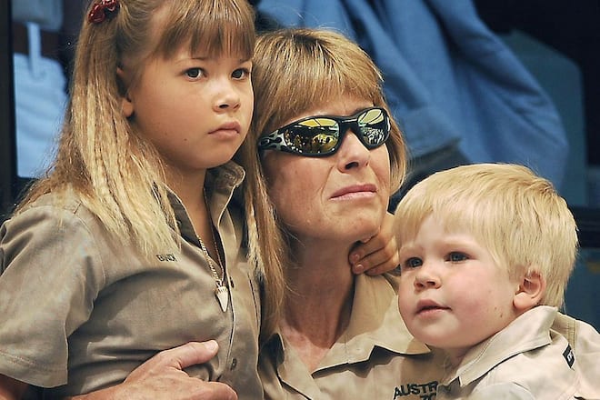 BEERWAH, AUSTRALIA - SEPTEMBER 20: Terri Irwin (C), wife of Australian environmentalist and television personality Steve Irwin holds her daughter Bindi (L) and son Bob as they attend a memorial service for her husband at Australia Zoo September 20, 2006 in Beerwah, Australia. Steve Irwin, known as the crocodile hunter, died after being stung through the heart by a stingray whilst diving off Port Douglas in the north of the Australian state of Queensland. (Photo by Dave Hunt/Pool/Getty Images)