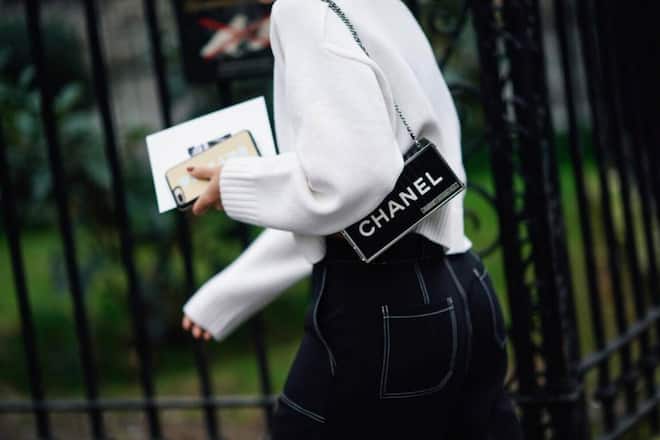 Dunkle Jeans mit vielen Details bringen einen quadratischen Po in Bestform.