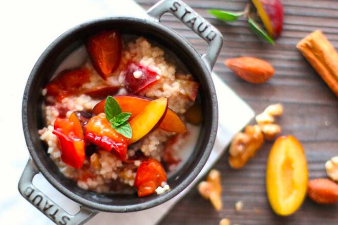 Hirsebrei mit Obst und Walnüssen