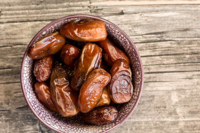 Schale mit Datteln