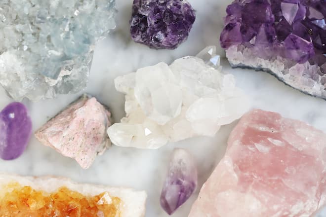 Schön und wirksam: Edelsteine bringen gute Vibes in die Stube.