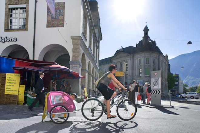 Eine Velofahrerin faehrt mit einem Anhaenger aus der Fussgaengerzone Poststrasse in Chur, Kanton Graubuenden, aufgenommen am 16. Juli 2007. (KEYSTONE/Martin Ruetschi) A cyclist with a child transporter leaves the pedestrian zone Poststrasse street in Chur in the canton of Grisons, Switzerland, pictured on July 16, 2007. (KEYSTONE/Martin Ruetschi)