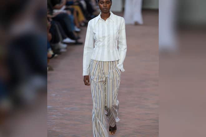 Auch in der Fashion-Show von Alberta Ferretti sind die angesagten Pyjama-Hosen zu finden.