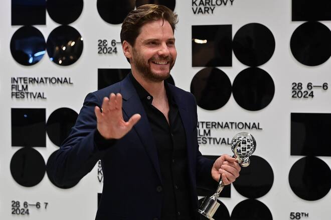 Daniel Brühl mit seinem Ehrenpreis.