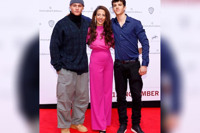 Meryem Moutaoukkil mit ihren Söhnen Emilio Sakraya (l.) und Ilyes Raoul bei der Premiere des Films «Die Rettung der uns bekannten Welt».