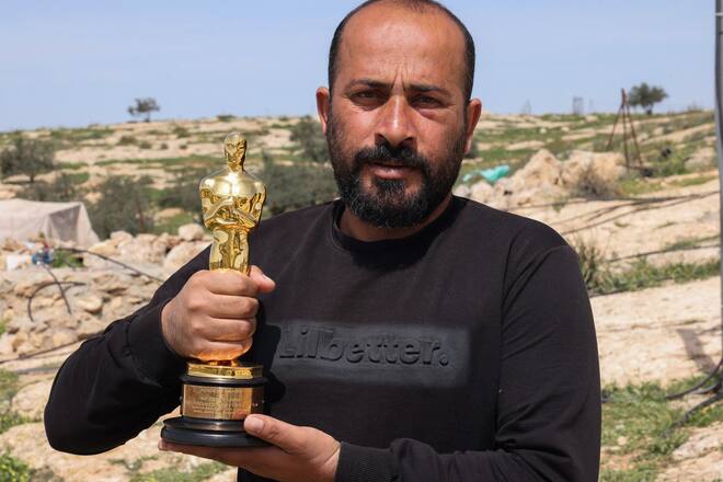 Hamdan Ballal mit seinem Oscar, den er erst vor wenigen Wochen in Hollywood abholte.