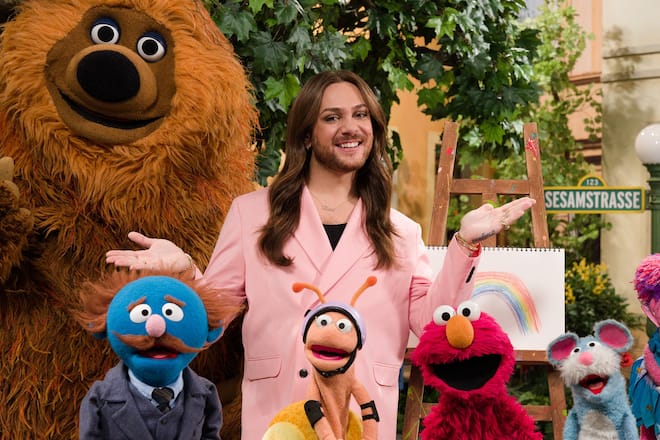 Riccardo Simonetti inmitten der flauschigen Bewohner der «Sesamstrasse».